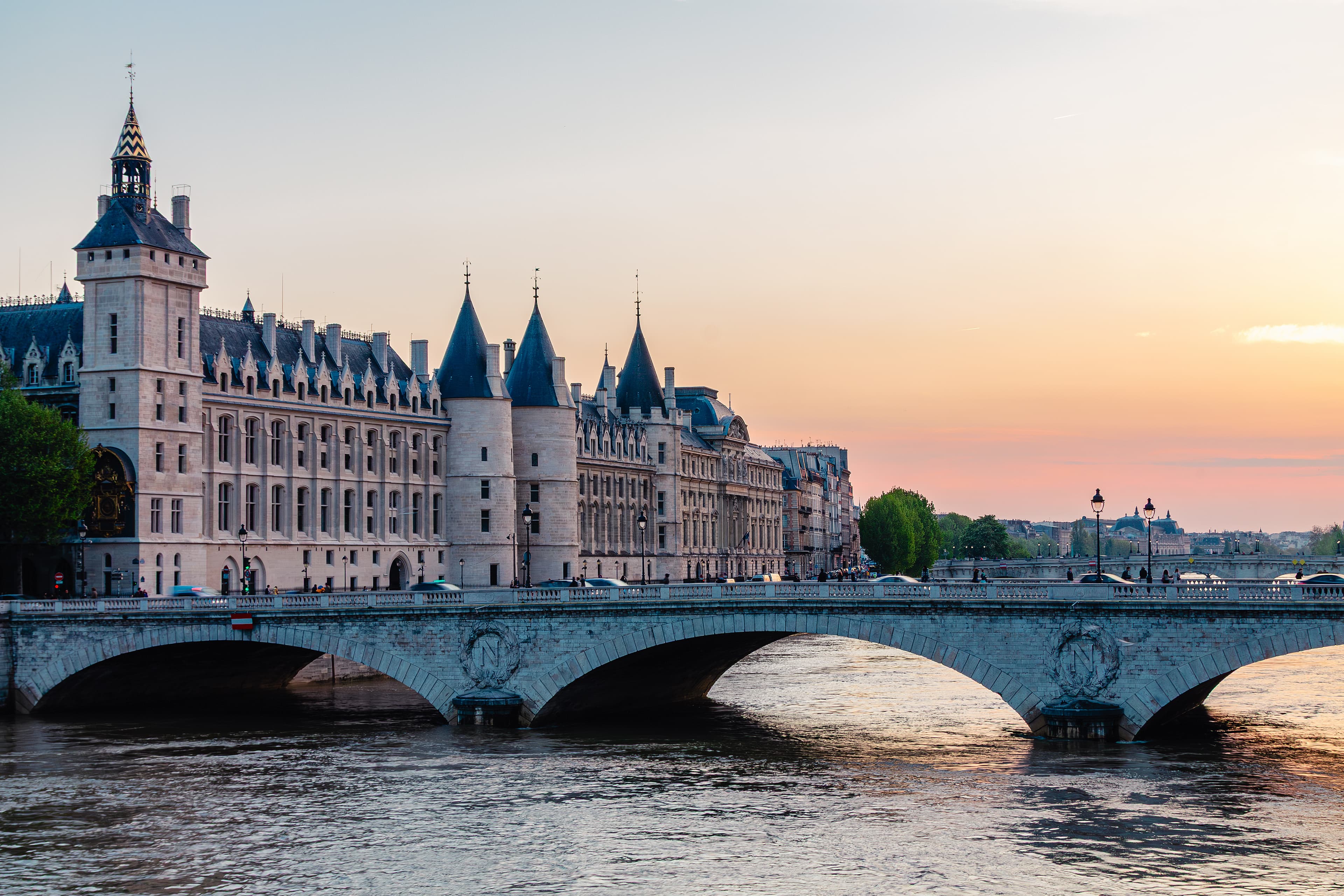 Île de la Cité Guided Tour & Notre Dame Entrance
