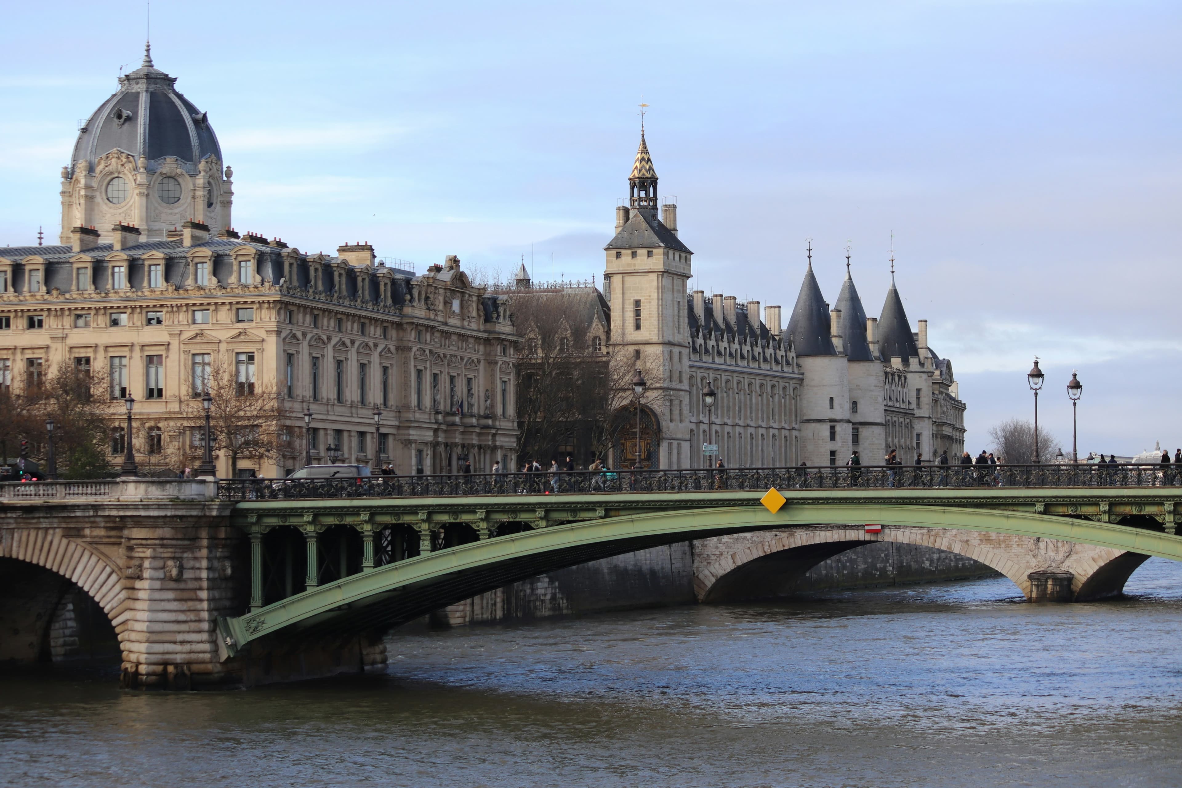 From Sainte-Chapelle to Notre-Dame: Île de la Cité Tour Arabic — guided tour in Paris